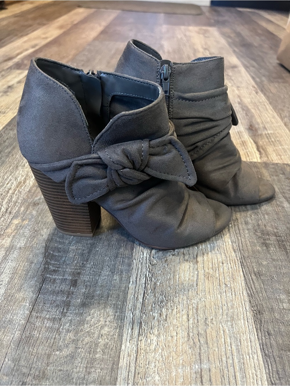 Knot-Detail Suede Ankle Booties in Gray
